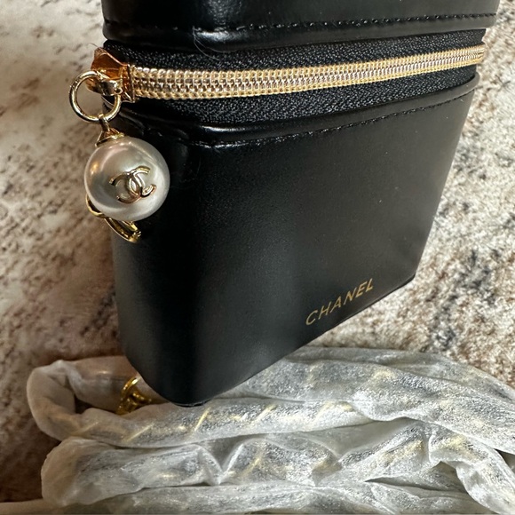 Chanel Makeup Novelty lipstick holder with chain - Picture 4 of 8